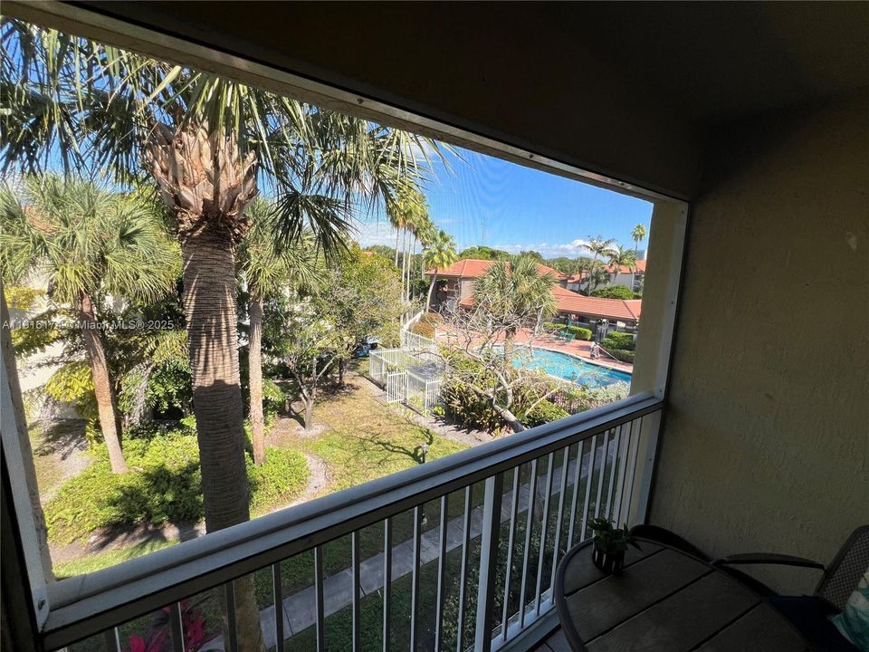 For Rent: $2,350 (2 beds, 2 baths, 820 Square Feet)