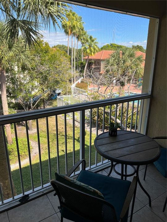 For Rent: $2,350 (2 beds, 2 baths, 820 Square Feet)