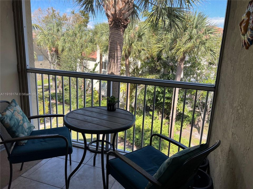 For Rent: $2,350 (2 beds, 2 baths, 820 Square Feet)