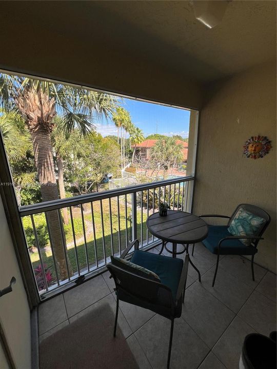For Rent: $2,350 (2 beds, 2 baths, 820 Square Feet)