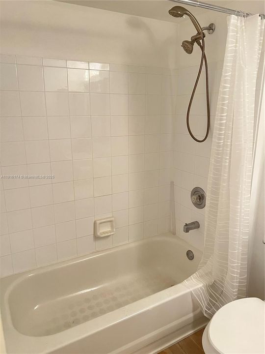 For Rent: $2,350 (2 beds, 2 baths, 820 Square Feet)