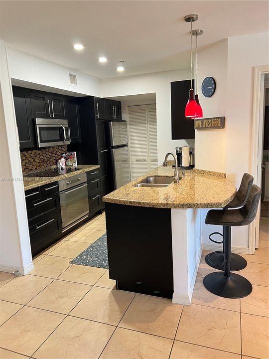 For Rent: $2,350 (2 beds, 2 baths, 820 Square Feet)