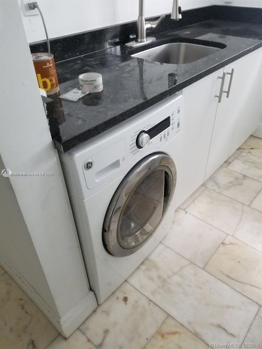 For Sale: $220,000 (1 beds, 1 baths, 450 Square Feet)