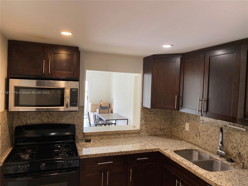 Active With Contract: $2,250 (2 beds, 2 baths, 982 Square Feet)