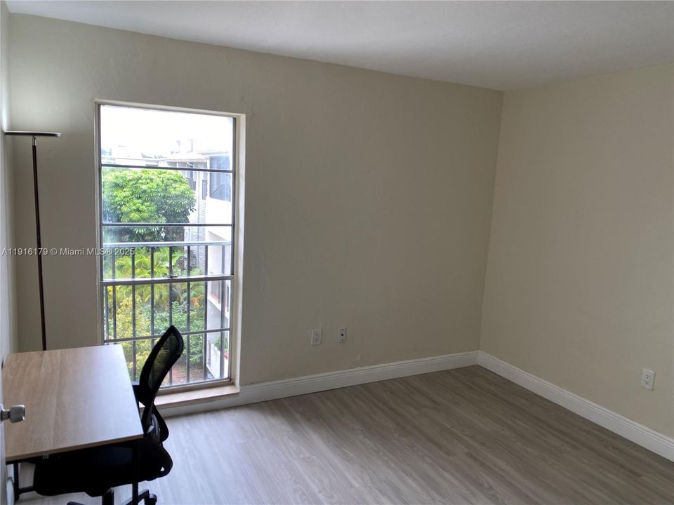 Active With Contract: $2,250 (2 beds, 2 baths, 982 Square Feet)