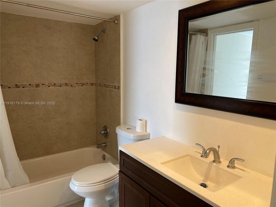 Active With Contract: $2,250 (2 beds, 2 baths, 982 Square Feet)