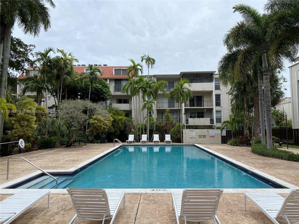 Active With Contract: $2,250 (2 beds, 2 baths, 982 Square Feet)