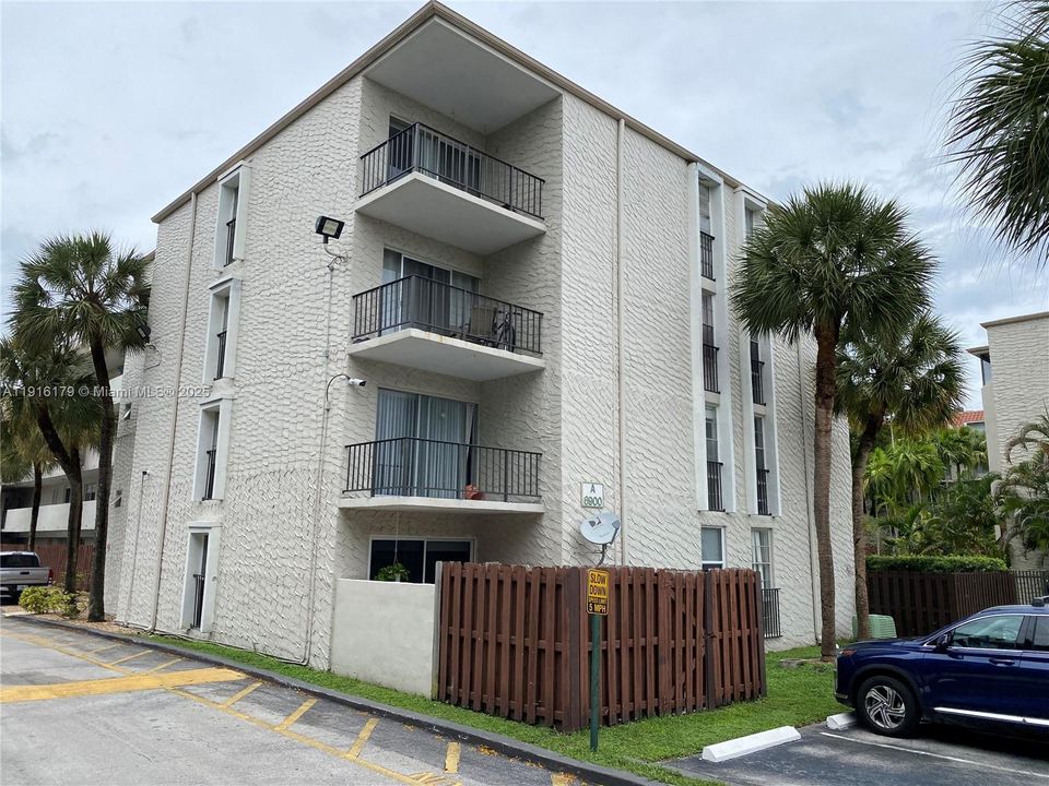 Active With Contract: $2,250 (2 beds, 2 baths, 982 Square Feet)