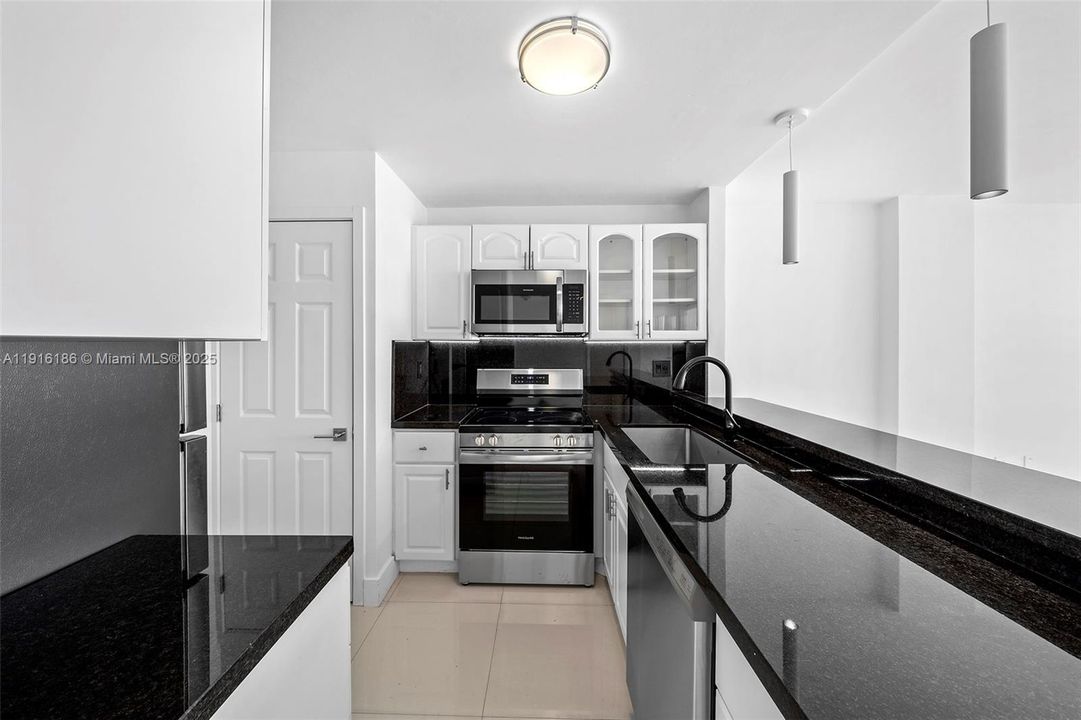 Active With Contract: $3,000 (1 beds, 1 baths, 768 Square Feet)