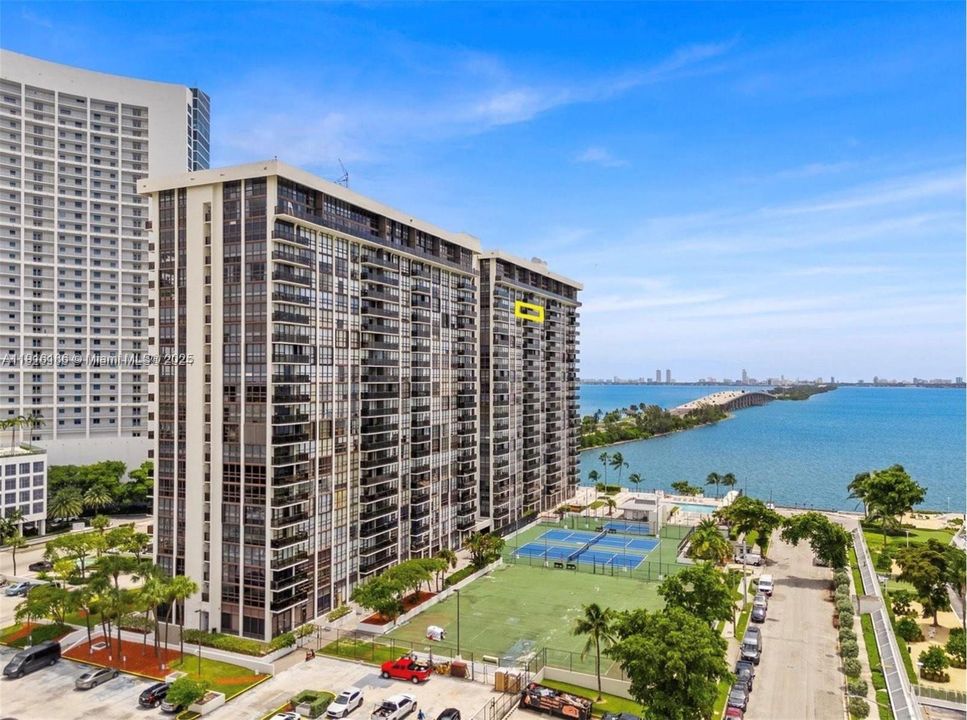 Active With Contract: $3,000 (1 beds, 1 baths, 768 Square Feet)