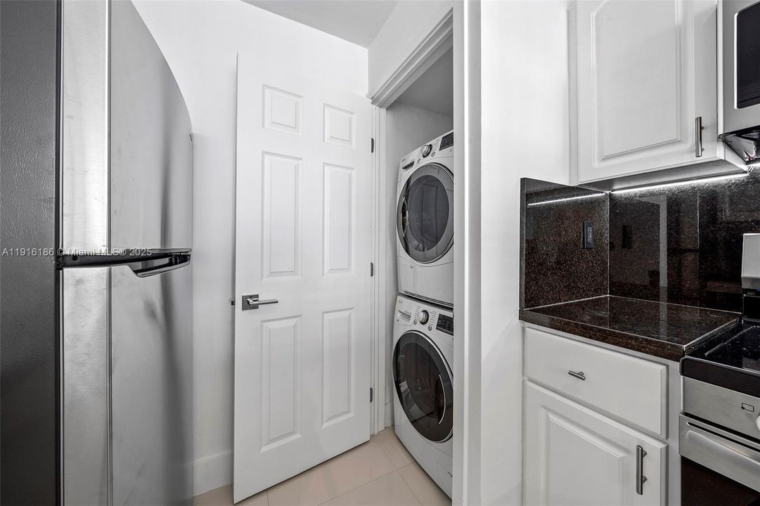 Active With Contract: $3,000 (1 beds, 1 baths, 768 Square Feet)