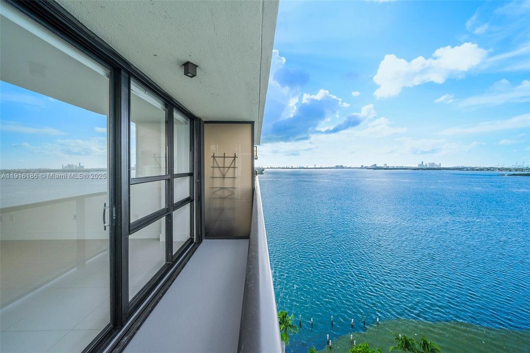 Active With Contract: $3,000 (1 beds, 1 baths, 768 Square Feet)