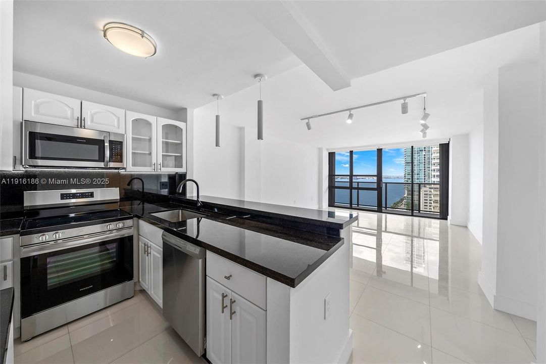 Active With Contract: $3,000 (1 beds, 1 baths, 768 Square Feet)