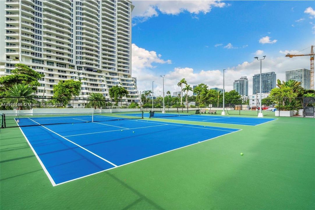 Active With Contract: $3,000 (1 beds, 1 baths, 768 Square Feet)