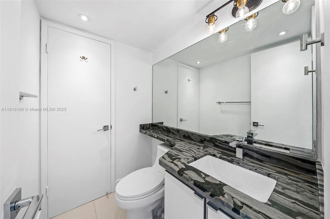 Active With Contract: $3,000 (1 beds, 1 baths, 768 Square Feet)