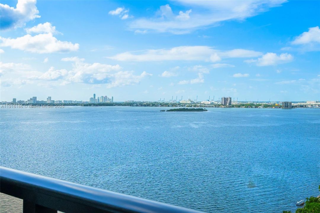 Active With Contract: $3,000 (1 beds, 1 baths, 768 Square Feet)