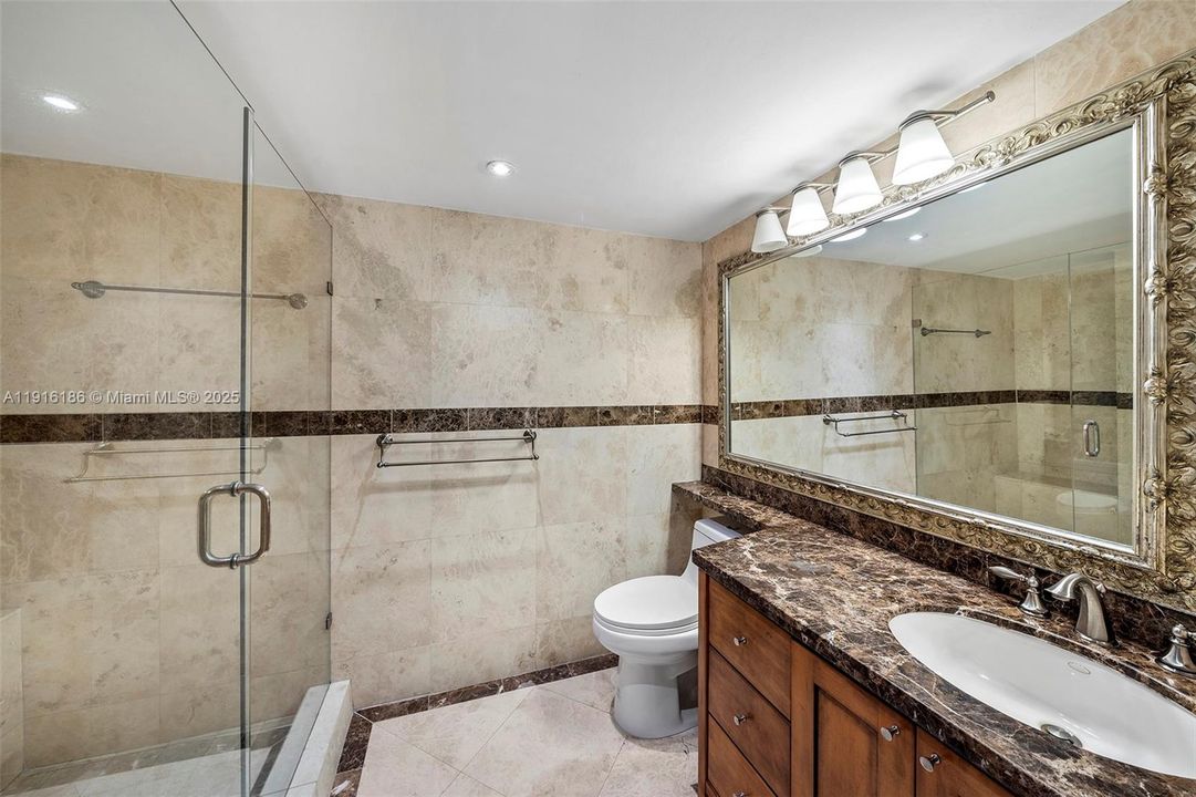 Active With Contract: $3,000 (1 beds, 1 baths, 768 Square Feet)