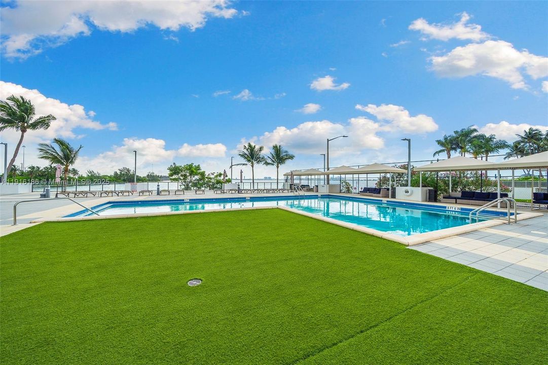 Active With Contract: $3,000 (1 beds, 1 baths, 768 Square Feet)