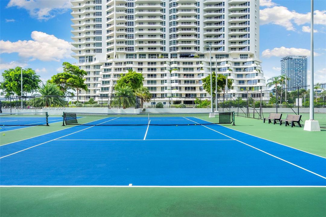 Active With Contract: $3,000 (1 beds, 1 baths, 768 Square Feet)