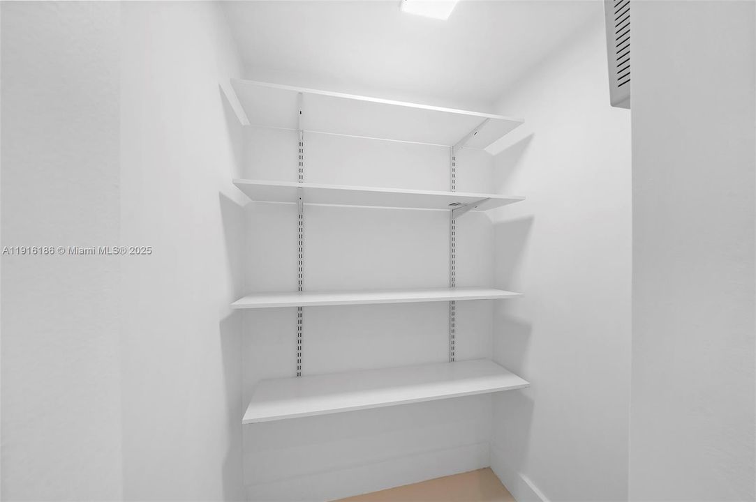 Active With Contract: $3,000 (1 beds, 1 baths, 768 Square Feet)