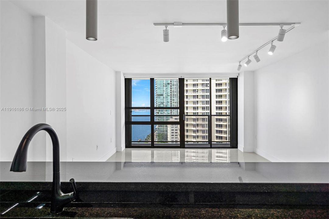 Active With Contract: $3,000 (1 beds, 1 baths, 768 Square Feet)