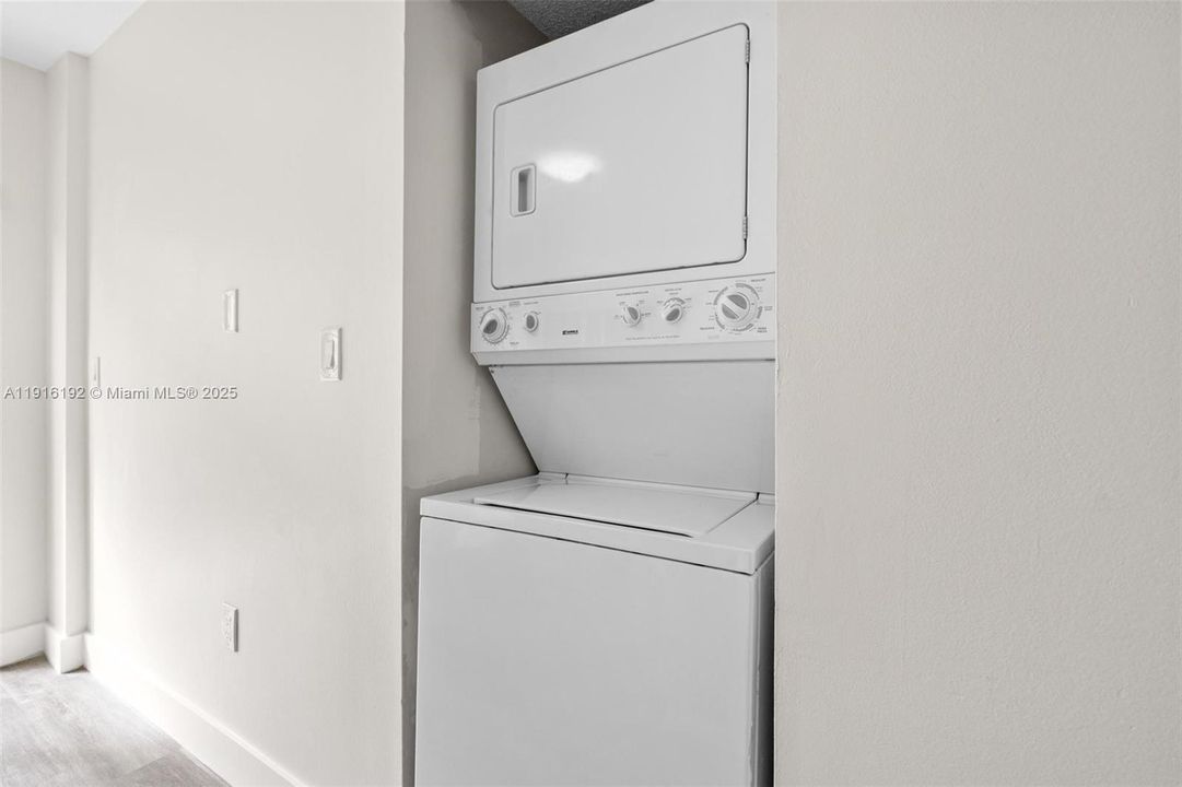 Active With Contract: $249,999 (2 beds, 2 baths, 812 Square Feet)