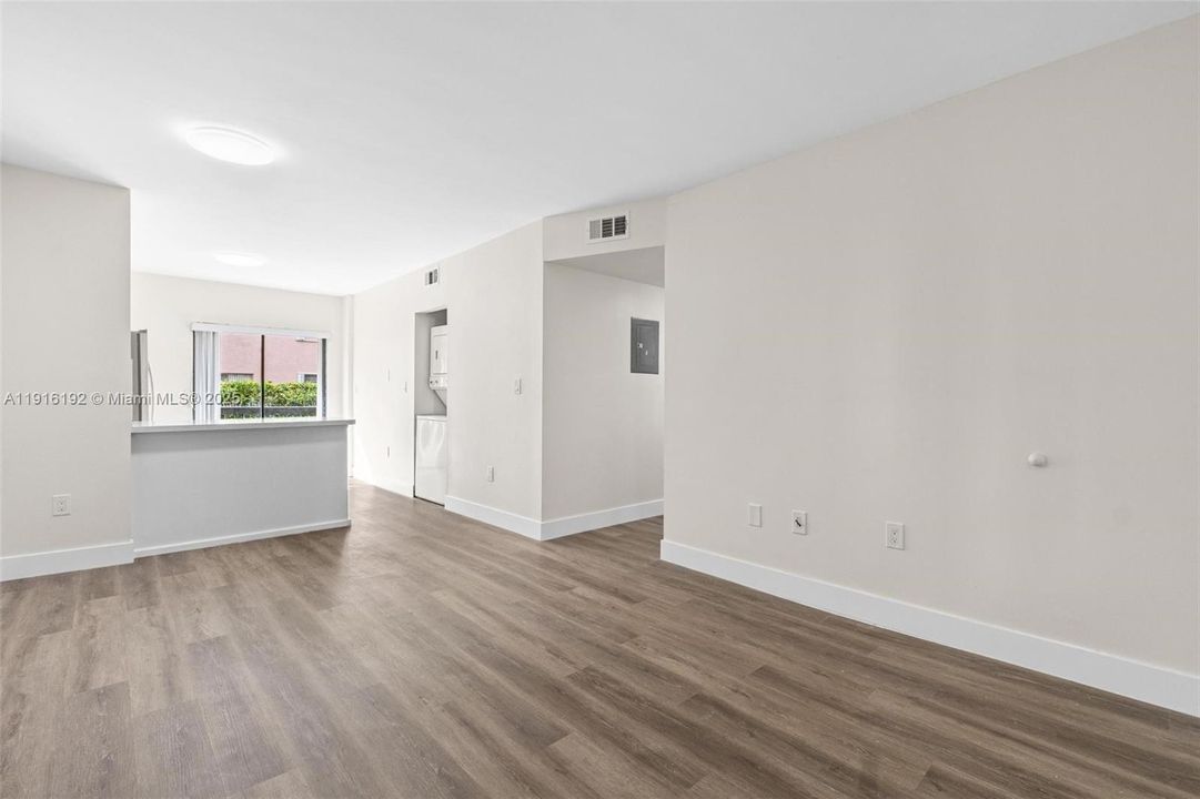 Active With Contract: $249,999 (2 beds, 2 baths, 812 Square Feet)