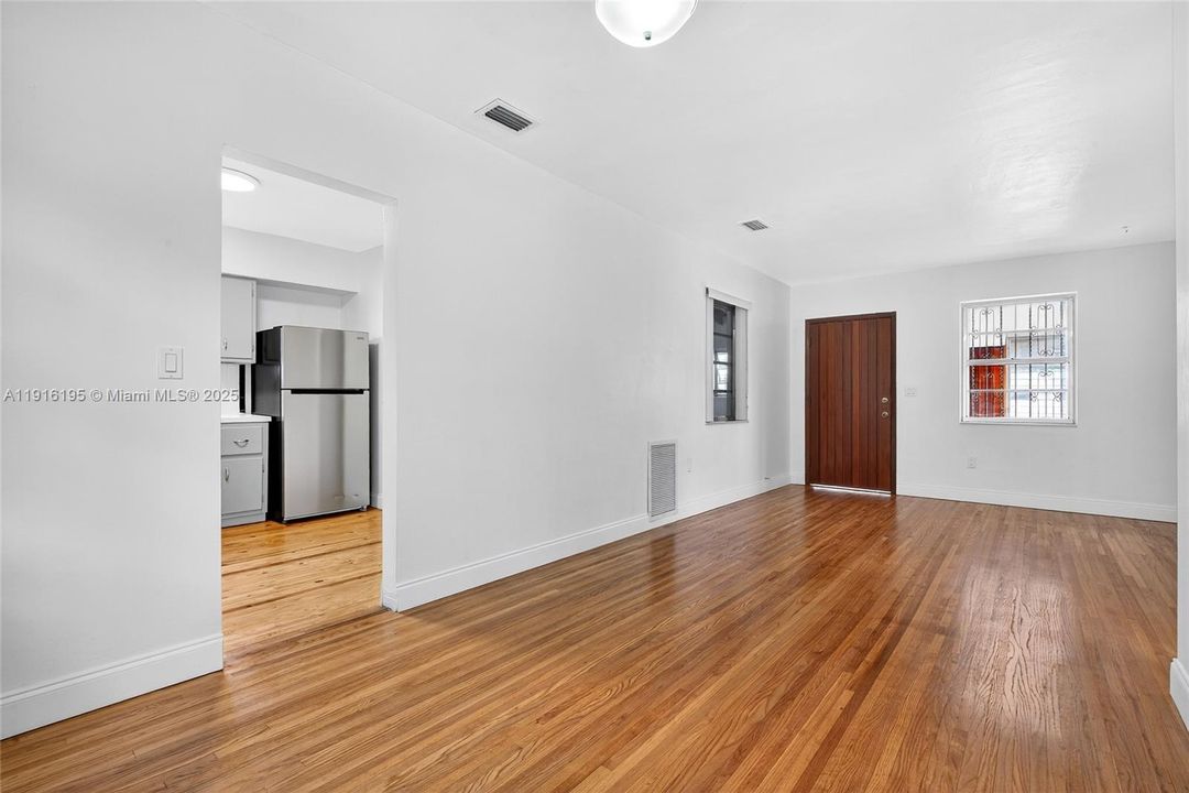 For Sale: $599,000 (2 beds, 1 baths, 1180 Square Feet)