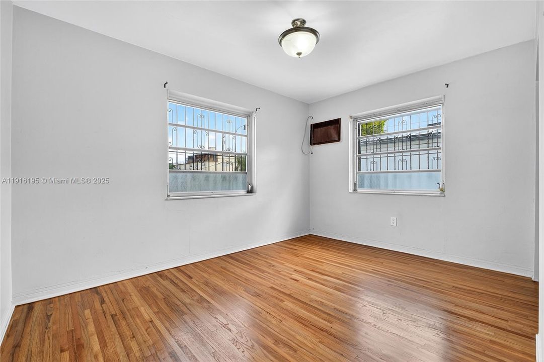 For Sale: $599,000 (2 beds, 1 baths, 1180 Square Feet)