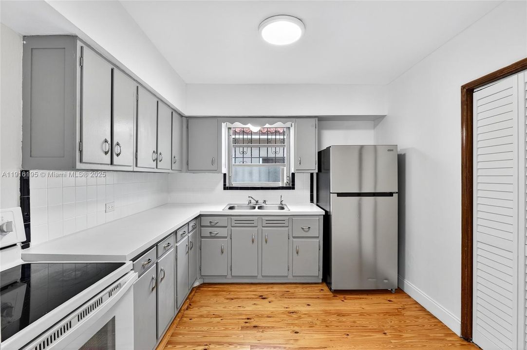 For Sale: $599,000 (2 beds, 1 baths, 1180 Square Feet)