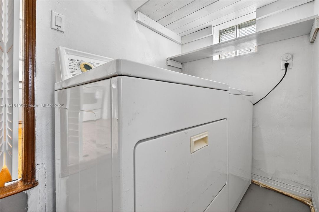 For Sale: $599,000 (2 beds, 1 baths, 1180 Square Feet)