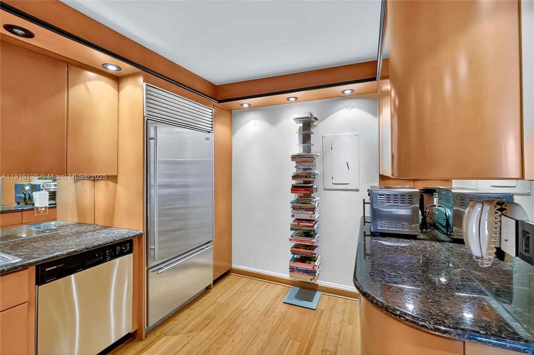 На продажу: $1,699,000 (2 спален, 2 ванн, 1882 Квадратных фут)