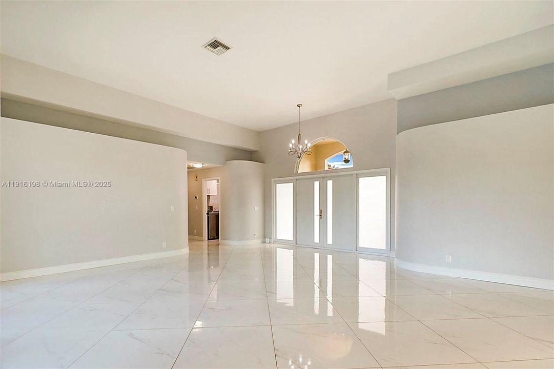 En Renta: $6,000 (5 camas, 3 baños, 2690 Pies cuadrados)