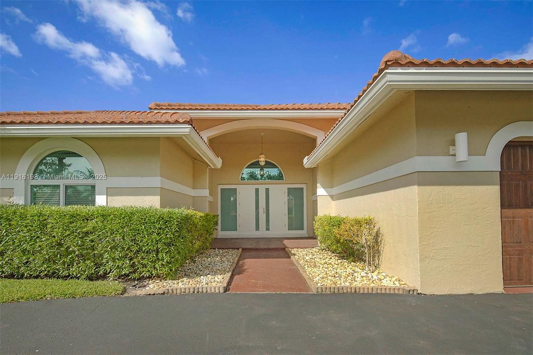 En Renta: $6,000 (5 camas, 3 baños, 2690 Pies cuadrados)