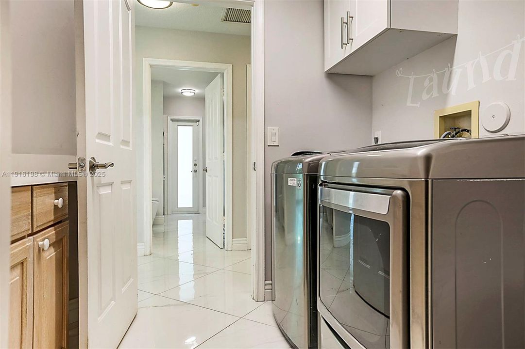 En Renta: $6,000 (5 camas, 3 baños, 2690 Pies cuadrados)