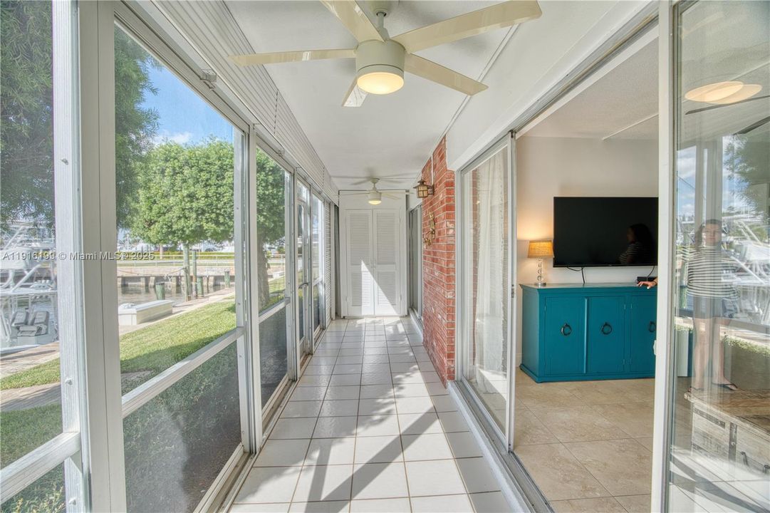 На продажу: $399,000 (2 спален, 2 ванн, 950 Квадратных фут)