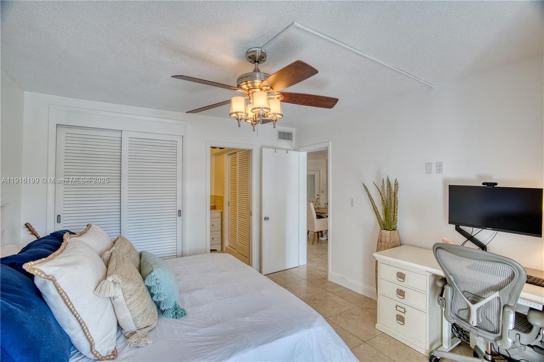 На продажу: $399,000 (2 спален, 2 ванн, 950 Квадратных фут)