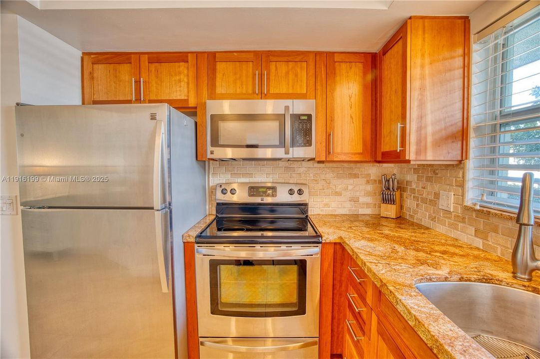 На продажу: $399,000 (2 спален, 2 ванн, 950 Квадратных фут)