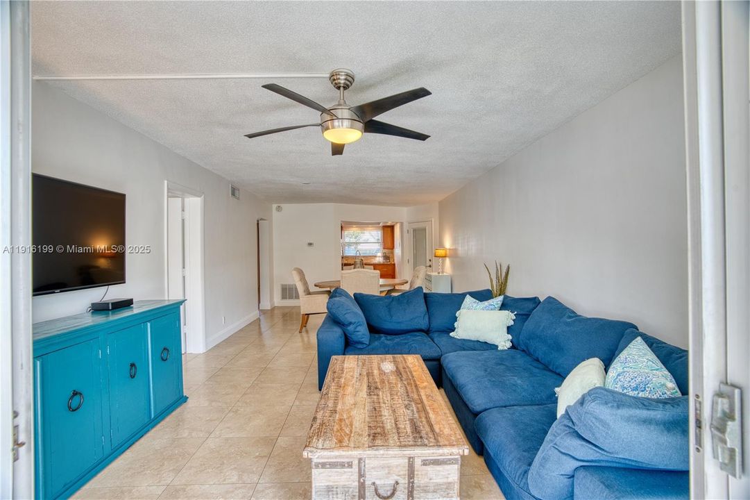 На продажу: $399,000 (2 спален, 2 ванн, 950 Квадратных фут)