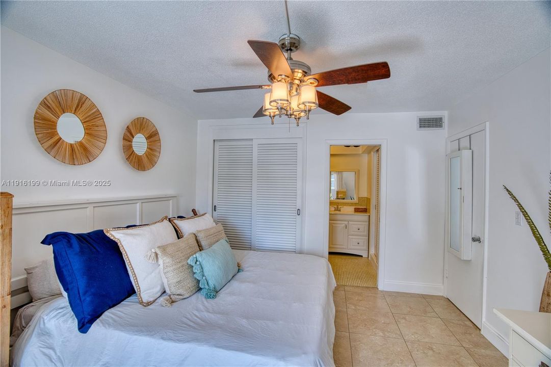 На продажу: $399,000 (2 спален, 2 ванн, 950 Квадратных фут)