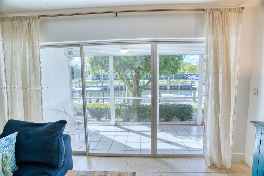 На продажу: $399,000 (2 спален, 2 ванн, 950 Квадратных фут)