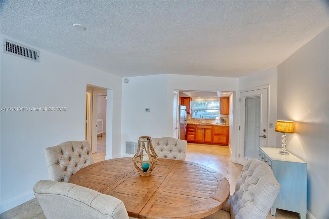 На продажу: $399,000 (2 спален, 2 ванн, 950 Квадратных фут)