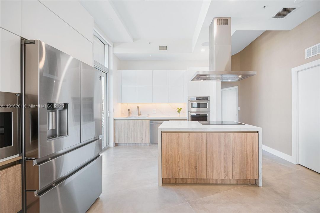 Под контрактом: $12,000 (3 спален, 2 ванн, 2090 Квадратных фут)