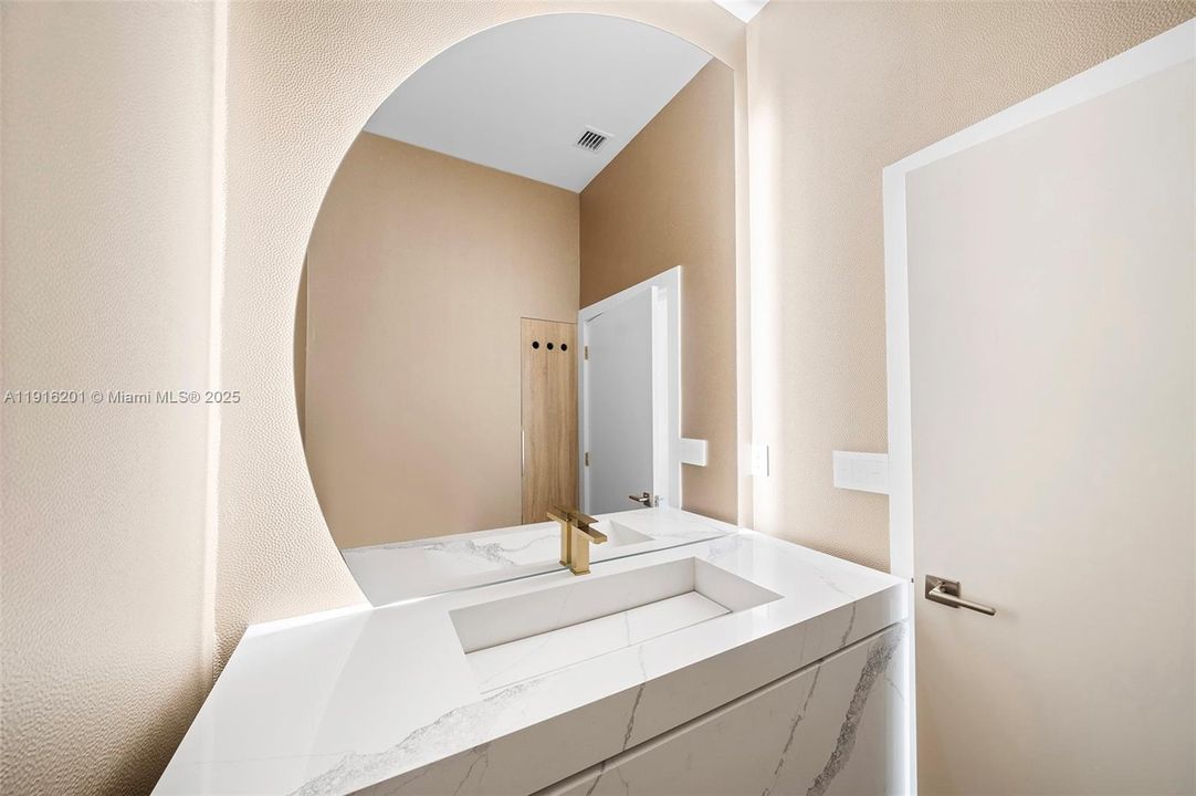 Под контрактом: $12,000 (3 спален, 2 ванн, 2090 Квадратных фут)