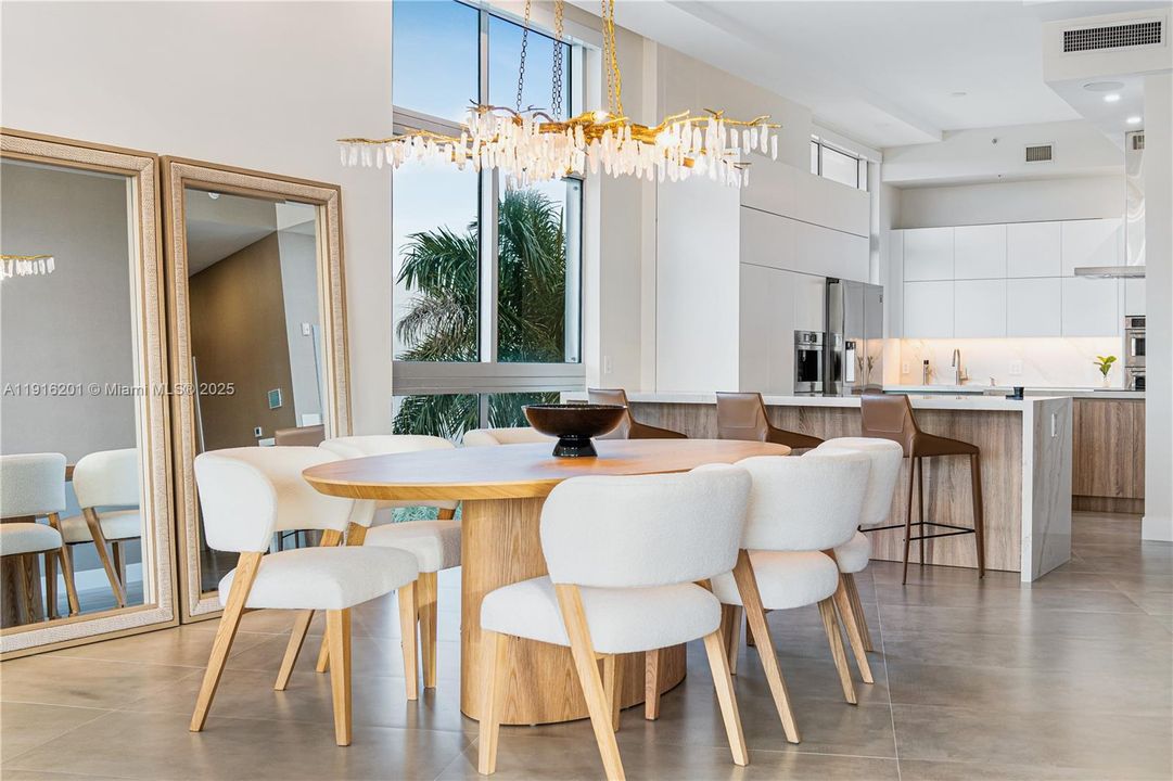 Под контрактом: $12,000 (3 спален, 2 ванн, 2090 Квадратных фут)