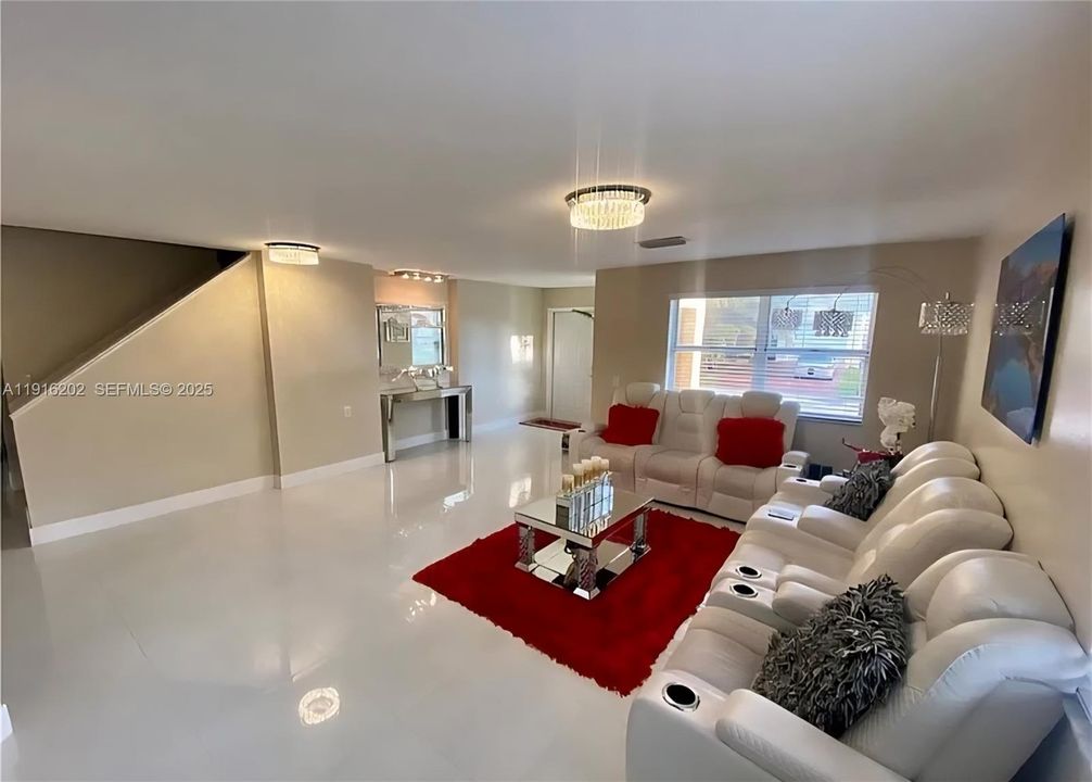 出租: $3,950 (4 贝兹, 3 浴室, 2894 平方英尺)