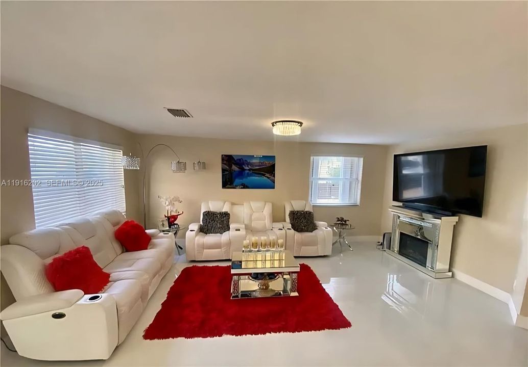 出租: $3,950 (4 贝兹, 3 浴室, 2894 平方英尺)