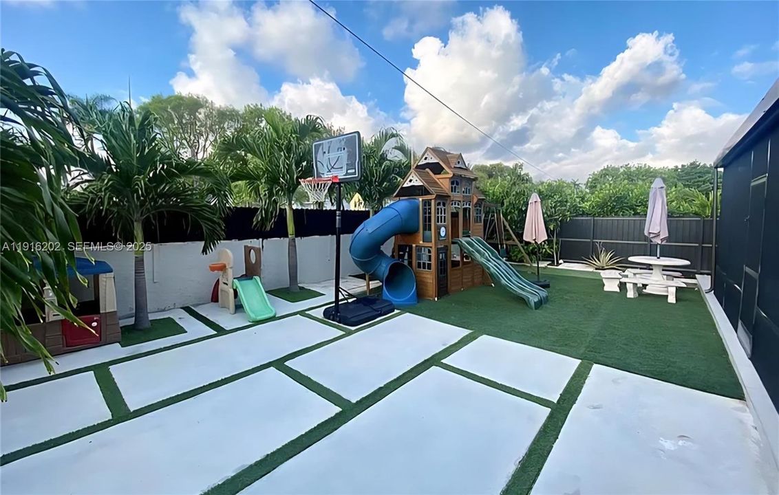 出租: $3,950 (4 贝兹, 3 浴室, 2894 平方英尺)