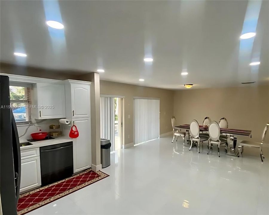 出租: $3,950 (4 贝兹, 3 浴室, 2894 平方英尺)