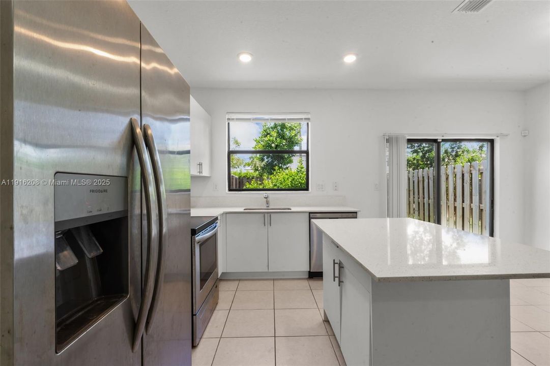 For Sale: $397,500 (3 beds, 3 baths, 1328 Square Feet)